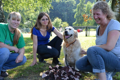 Dr. Joswig bei einem Seminar mit Hund und Teilnehmenden