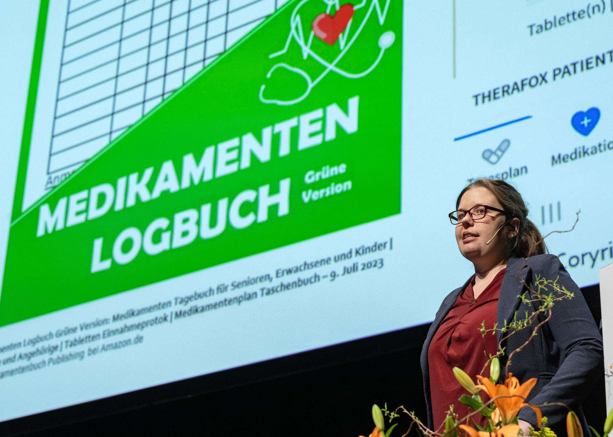 Dr. Svenja Joswig bei einem Vortrag über Medikamentenpläne